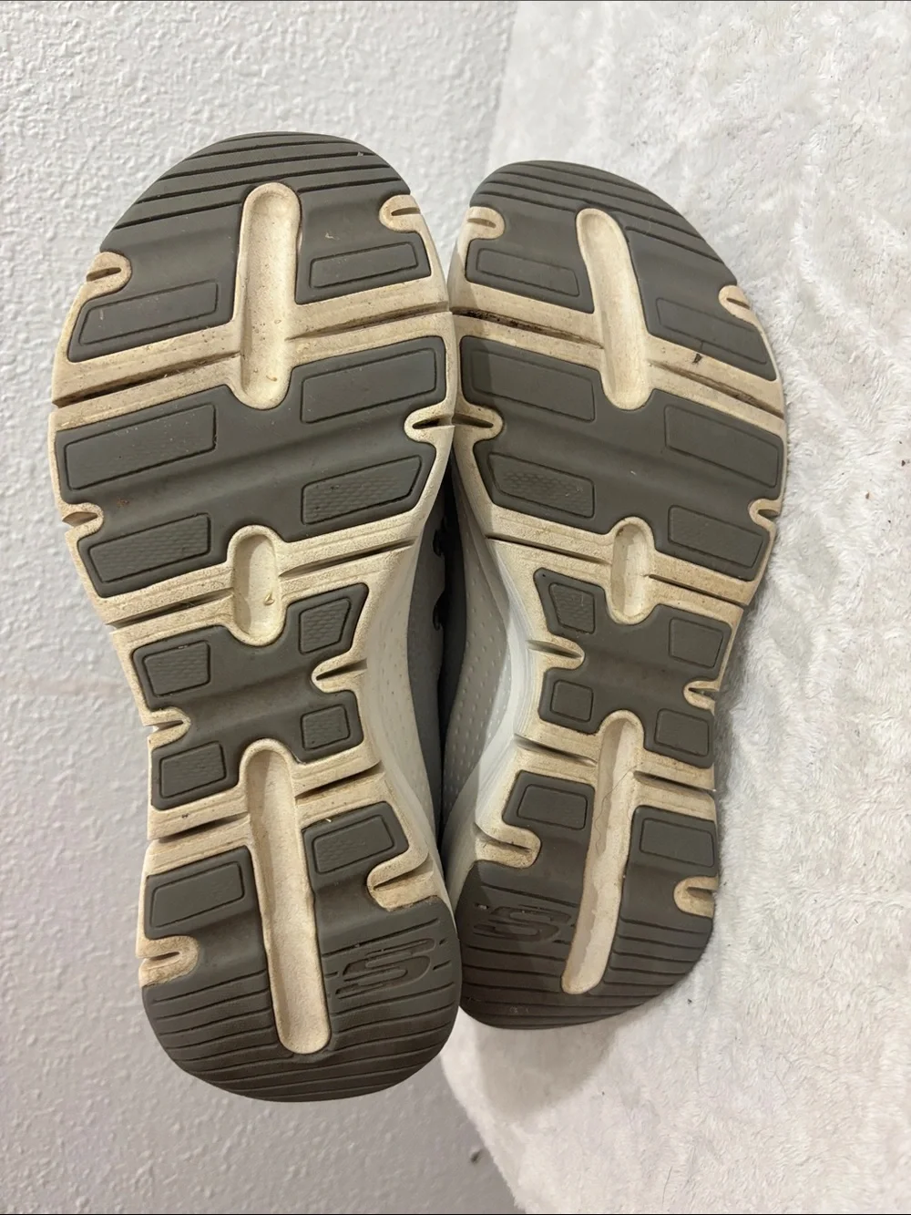 Skechers Arch Fit Women’s Gray Slip-On Walking Sneakers Sz7.5